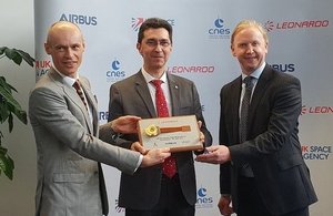 Peter Dillon, VP Infrared Detectors Business, presents UKSA CEO Graham Turnock and CNES's Alain Gleyzes with a detector developed by Leonardo