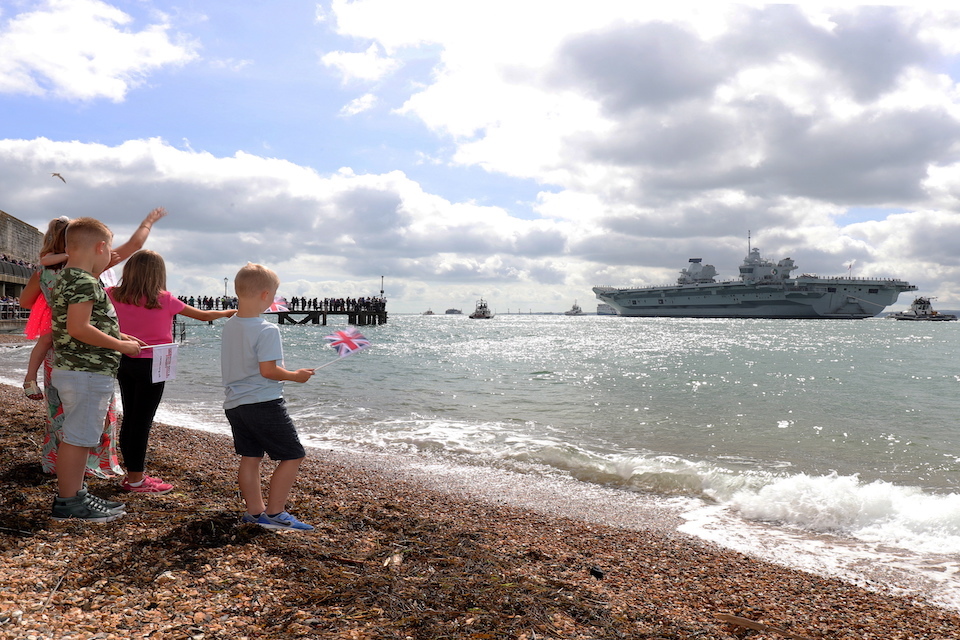 HMS Queen Elizabeth sails to US for fighter jet trials