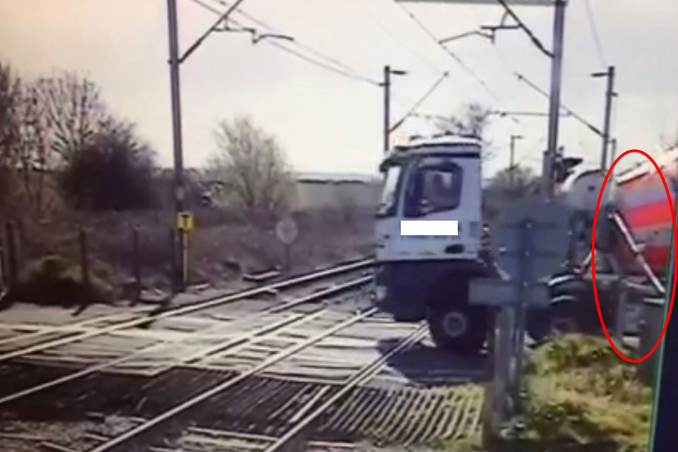 Report 16/2019: Near miss between a passenger train and lorry at Mucking AHB level crossing