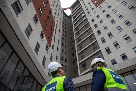 Alok Sharma visited a climate-friendly student housing complex in Nairobi. Picture: Will Crowne/DFID
