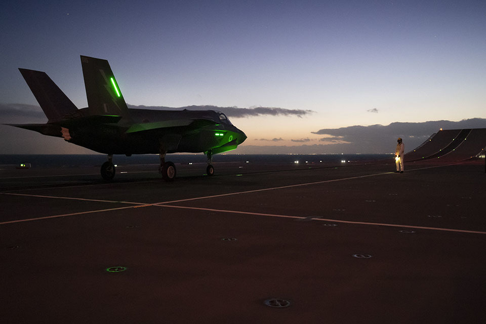 First UK night flights land on HMS Queen Elizabeth