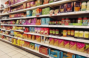 Image of supermarket aisle with full shelves