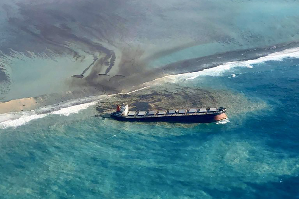 British experts help Mauritius protect coral reefs from oil spill