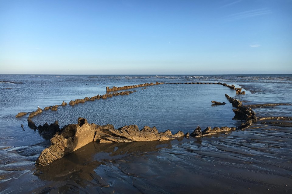 Photo showing the wreck of the Amsterdam - a 260-year-old Dutch East India Company cargo ship at Bulverhythe beach.
