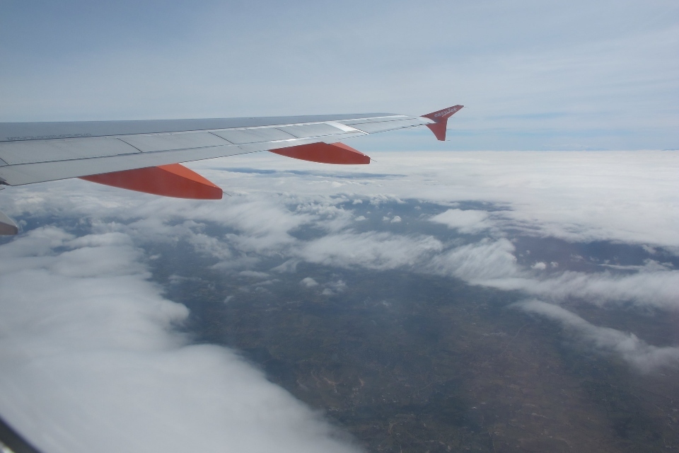 UK and US sign aviation agreement to protect vital travel links