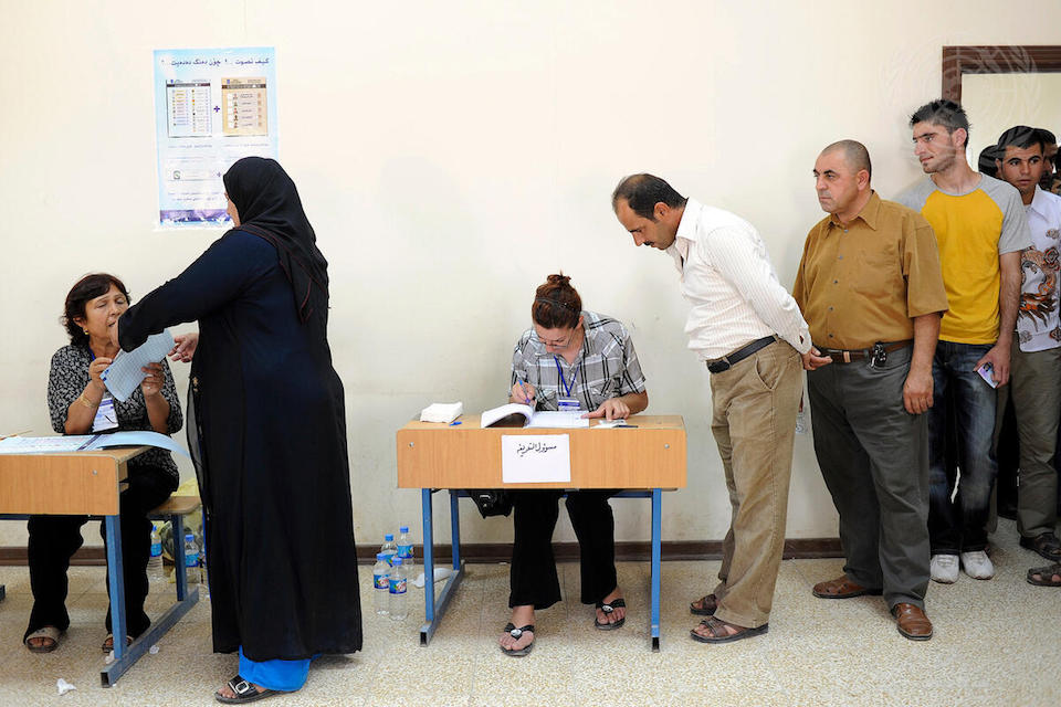 Iraqi citizens casting ballots (UN Photo)