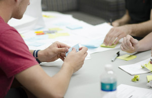 People exchanges ideas in a workshop