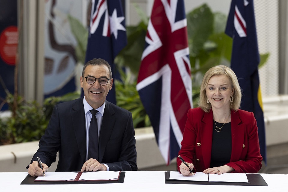 Foreign Secretary signs deal to boost business with South Australia
