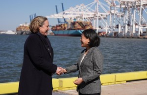 Secretary of State shaking hands with US Trade Representative