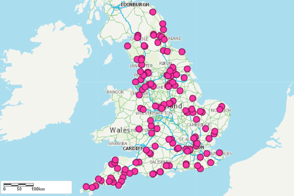 Map showing that harmonised monitoring sample points are located in principal rivers throughout England.