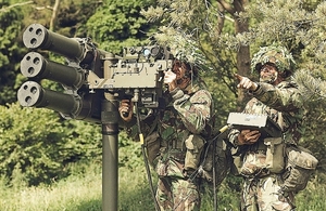 Two British soldiers aim a Starstreak missile launcher in training