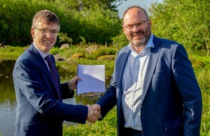 Stagecoach Contract Handshake: (L-R) Michael Sanderson (Stagecoach head of commercial), Duncan Elliott (Head of PPP).