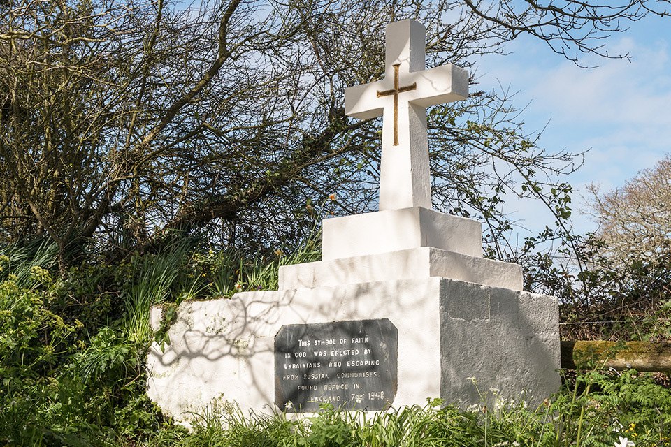 Ukrainian refugees in the UK to mark Grade II listing of second world war era Ukrainian Cross
