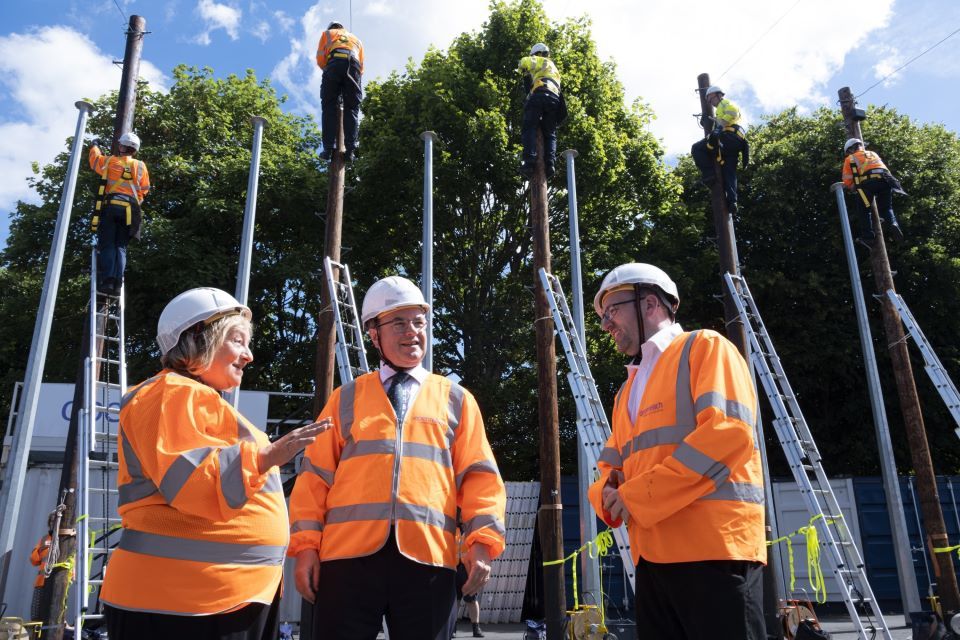 Welsh Secretary meets apprentices working on ultrafast broadband