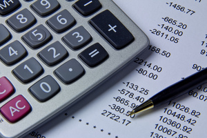 Изображение калькулятора и финансового отчета