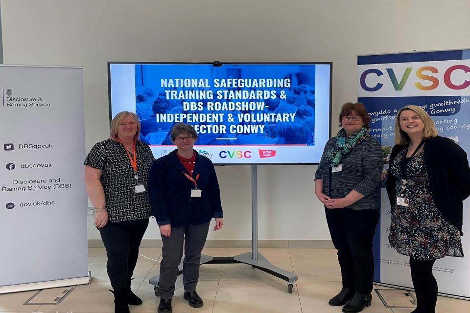 DBS a Chyngor Gweithredu Gwirfoddol Cymru yn cyflawni sioeau teithiol ar y cyd