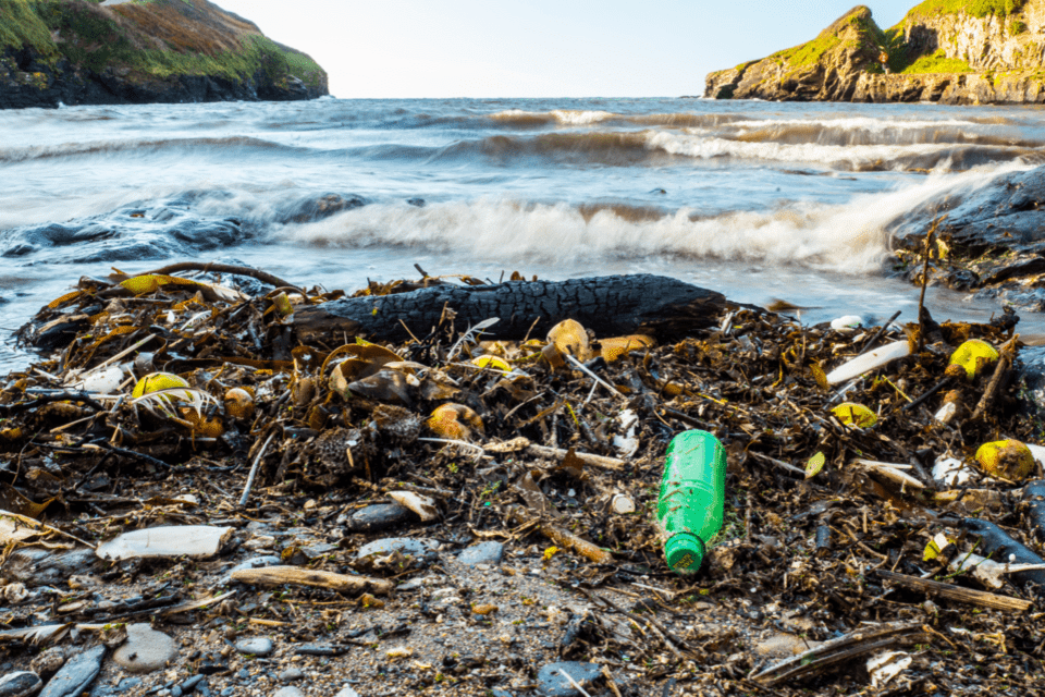 UK strengthens pledge to end plastic pollution by 2040