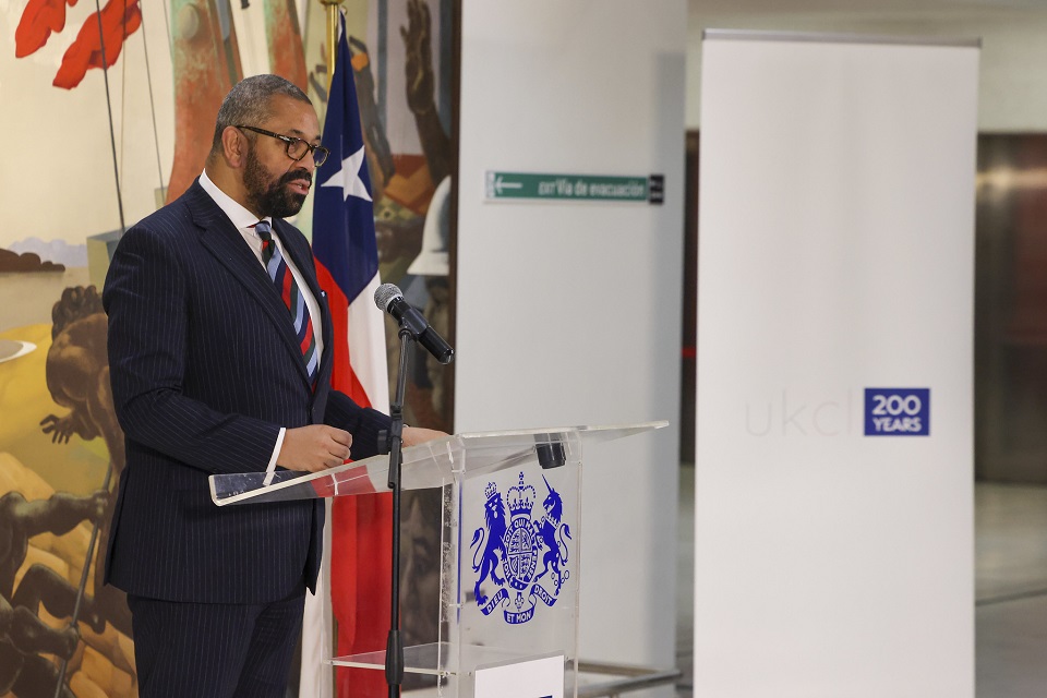 El Secretario de Relaciones Exteriores James Cleverly dando un discurso durante su reciente visita a la región