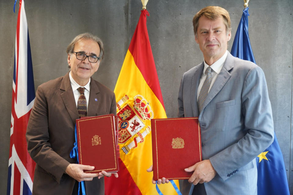 British Ambassador to Spain, Hugh Elliott with Spanish Universities Minister, Joan Subirats.