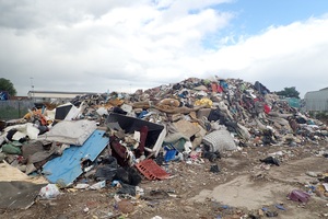 На снимке видны кучи смешанных отходов на земле в Мидлсбро.