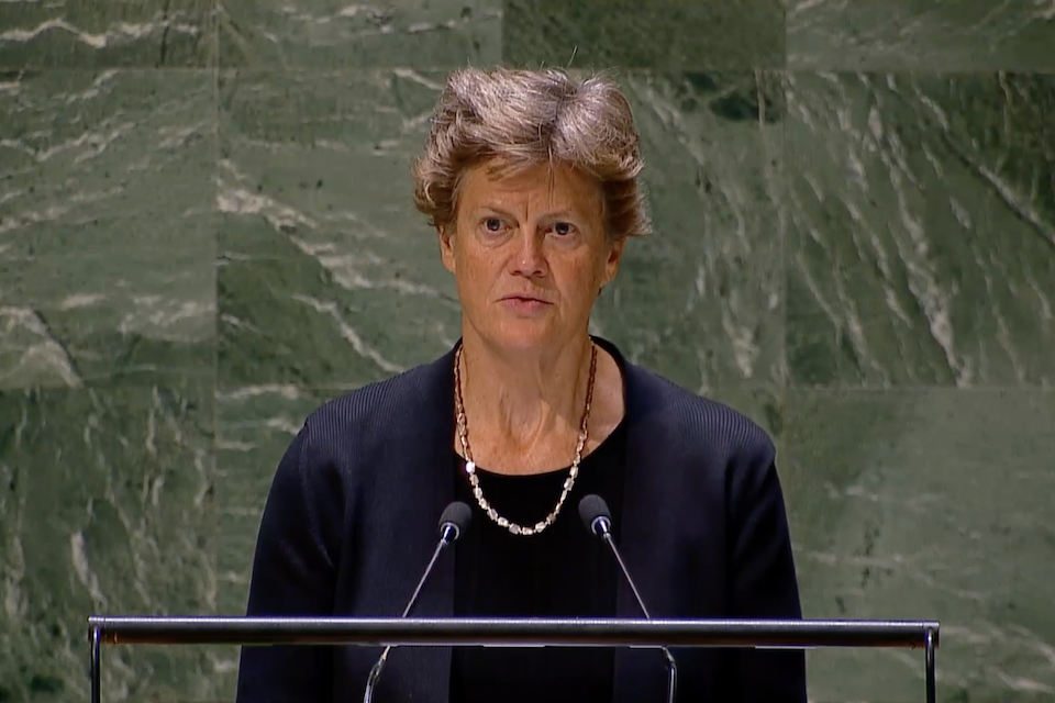 Посол Барбара Вудворд выступает на ГА ООН