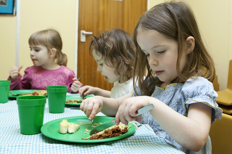 children eating school lunch