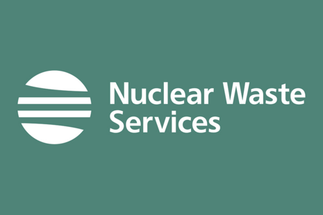 Логотип Nuclear Waste Services — белый логотип на зеленом фоне.
