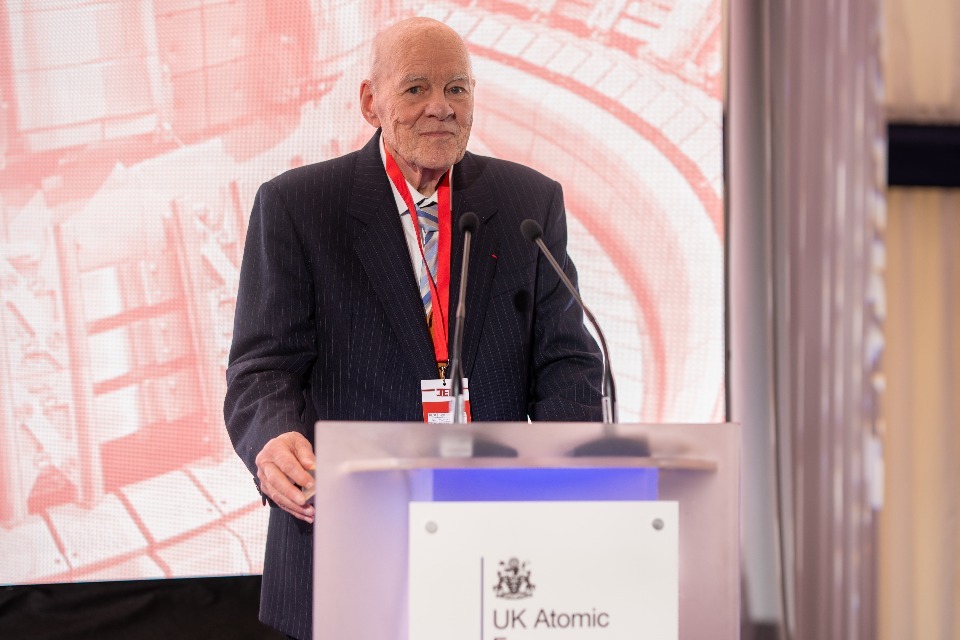 Standing ovation for JET inventor