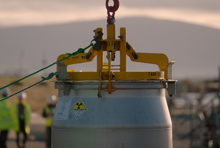 Бочка из хранилища очищенных радиоактивных отходов (TRS) в Уинфрите, готовая к захоронению в хранилище НАО в Камбрии.