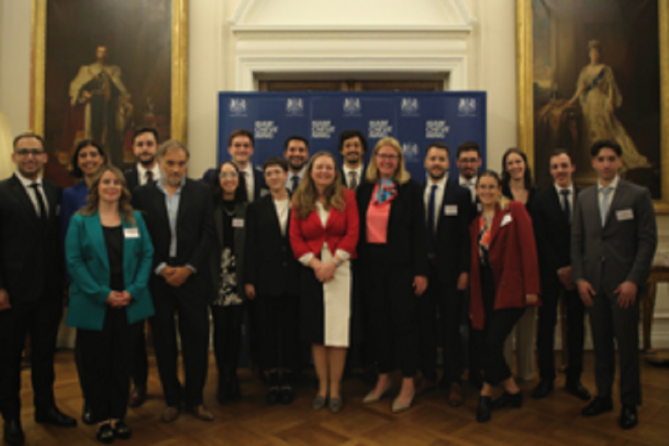 El grupo de becarios Chevening 2023/2024 con HMA Kirsty Hayes y DG Harriet Mathews