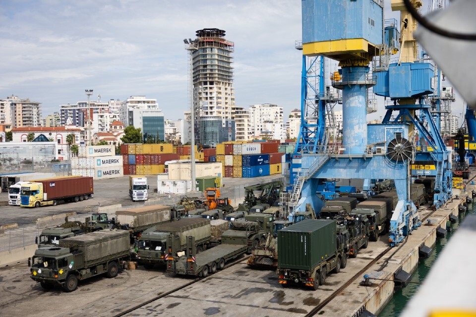 1,000 UK troops show commitment to eastern Europe in NATO exercise