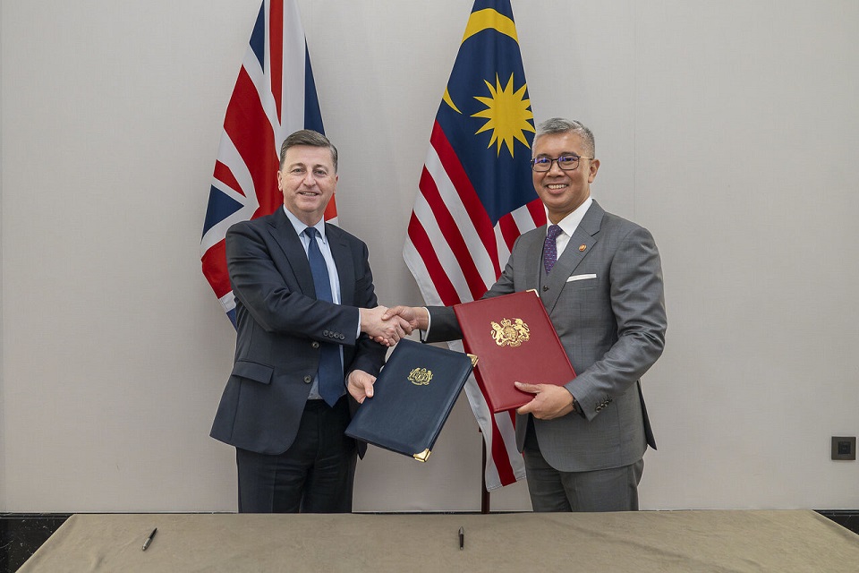 Minister for Trade Policy and Economic Security, Douglas Alexander MP with Malaysian Minister for Investment, Trade and Industry, Tengku Zafrul Aziz