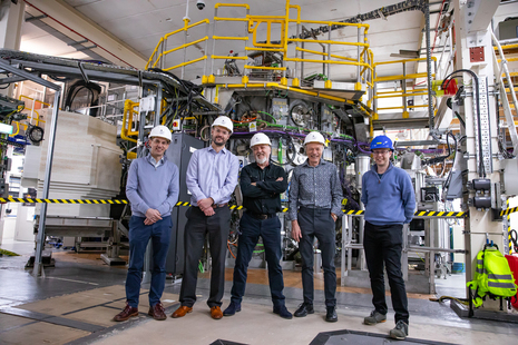 Bill Bailey visits MAST Upgrade as part of tour at UKAEA’s Culham Campus