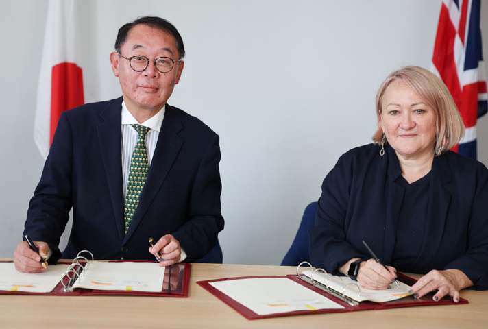 Kerry McCarthy, Parliamentary Under-Secretary of State (Minister for Climate) and Hiroshi Masuko, Senior Deputy Minister of Education, Culture, Sports, Science and Technology, signing the Memorandum of Cooperation on fusion energy.