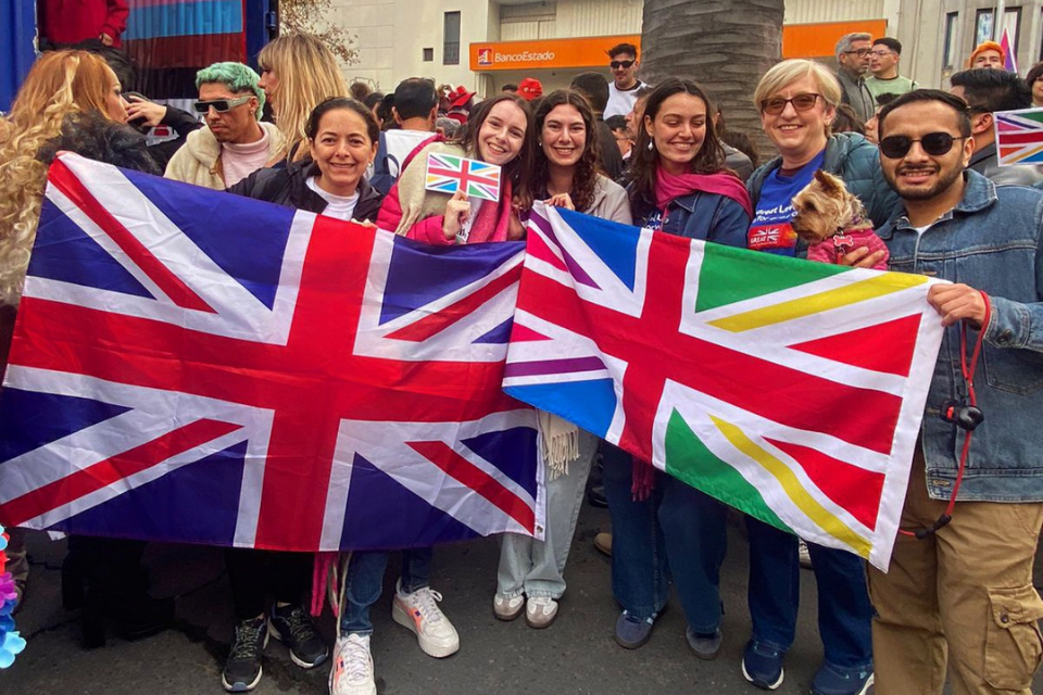 Embajadora Louise de Sousa con miembros de la embajada en Santiago participan en la Marcha del Orgullo Santiago 2025
