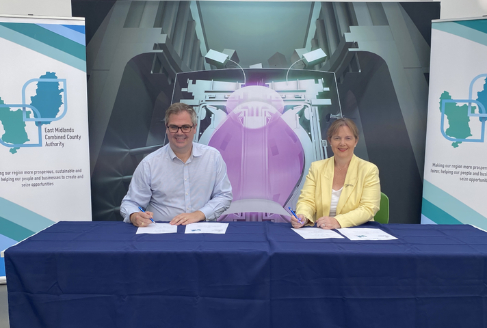 Claire Ward, Mayor of the East Midlands, and Nick Walkden, UKAEA's Head of Fusion Skills, signing the collaboration agreement at the Fusion Energy Cafe in Worksop, Notts. Copyright United Kingdom Atomic Energy Authority.