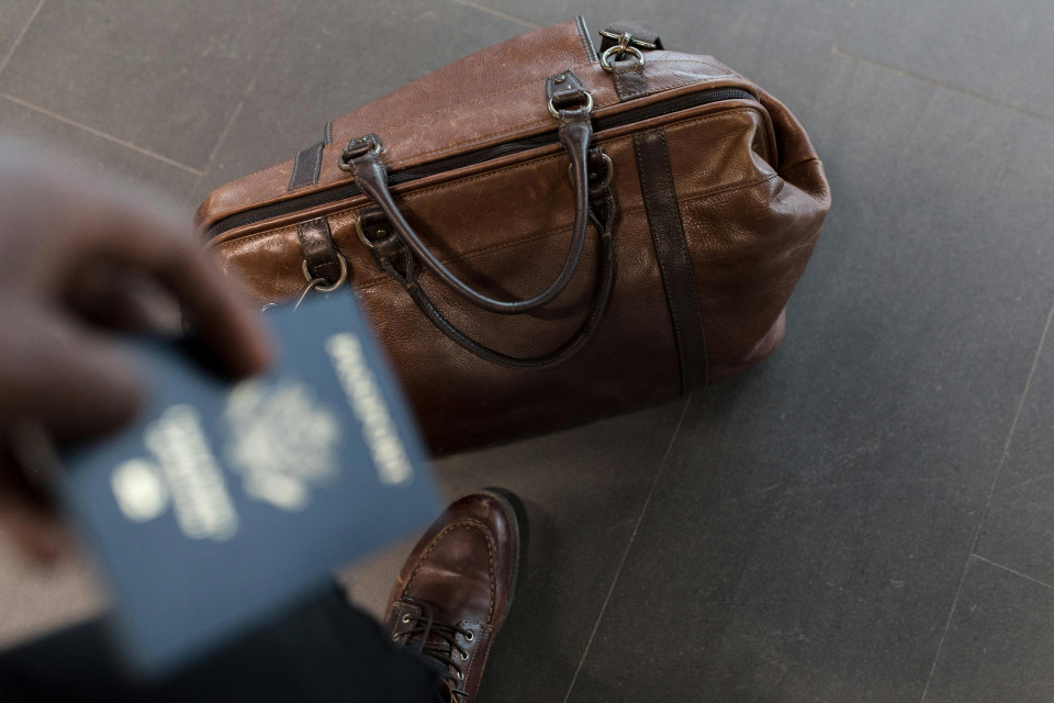 passaporto e valigia