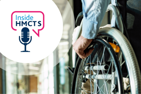 Person mewn cadair olwyn yn symud trwy gyffyrddiad swyddfa disglair, gyda logos podlediad ‘Inside HMCTS’ yn cynnwys eicon meicroffon ar ochr chwith.