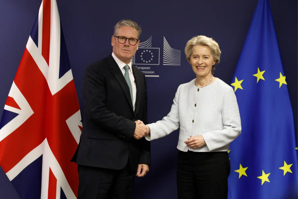 UK PM Keir Starmer shaking hands with European Commission president Ursula von der Leyen