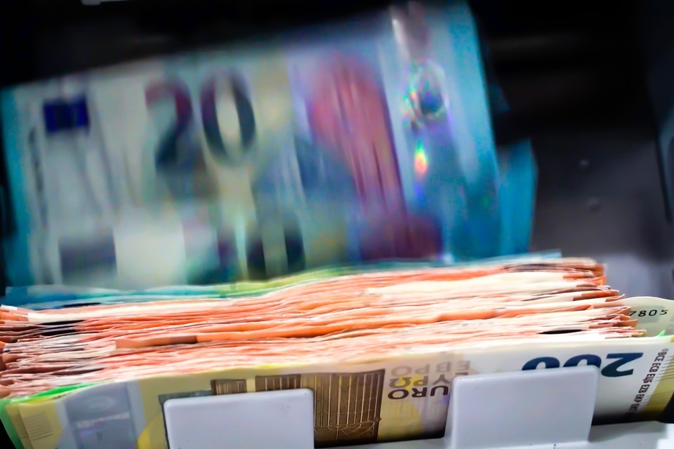 Currency hedging analysis for the UK Space Agency