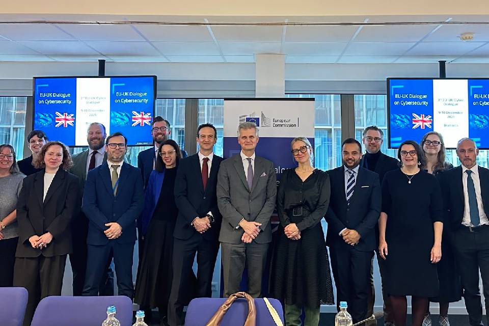 Family photo of delegates participating in the UK-EU Cyber Dialogue. Photo rights owned by EEAS.