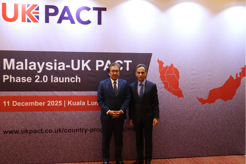 British High Commissioner to Malaysia H.E. Ajay Sharma CMG with Minister for Natural Resources and Environmental Sustainability Datuk Seri Johari Ghani at the launch of the UK PACT 2.0