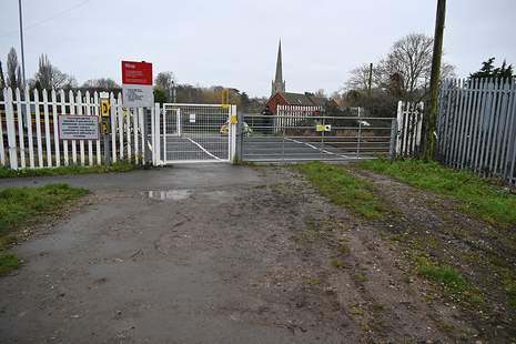The entrance to Bottesford footpath crossing from the north.