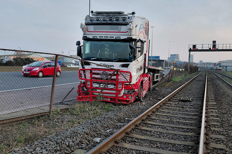 The HGV vehicle incursion (courtesy of Northern Ireland Railways).