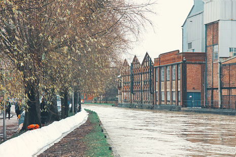 Temporary flood defences in Oxford