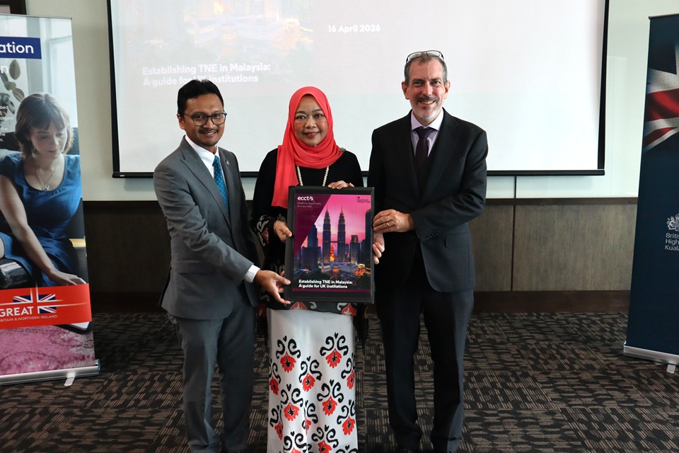 Deputy High Commissioner to Malaysia, David Wallace launching the UK–Malaysia Transnational Education (TNE) Guideline Handbook
