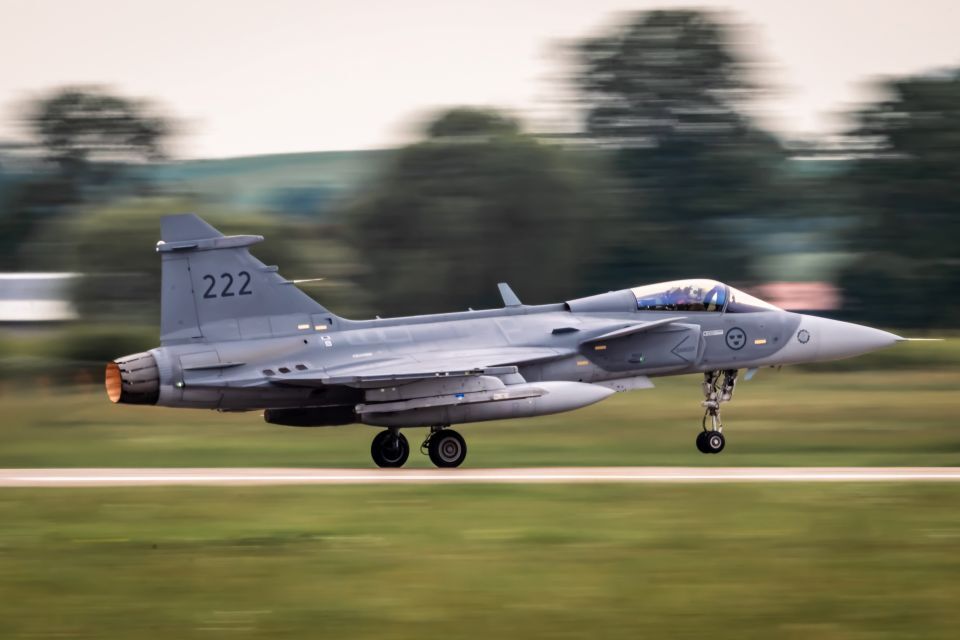 Major new Swedish fighter jet deal to strengthen Ukraine and boost British jobs