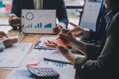 Llun o dîm yn gwirio data